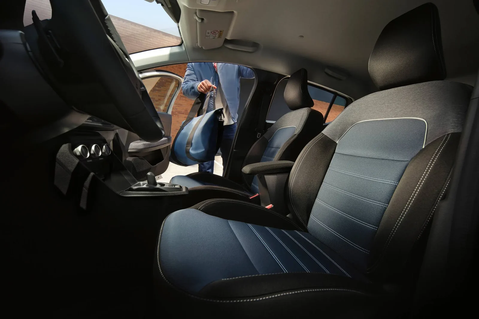 Biała Dacia Sandero Expression – wynajem samochodu osobowego we Wrocławiu, Rent2Ride – miniatura 4
