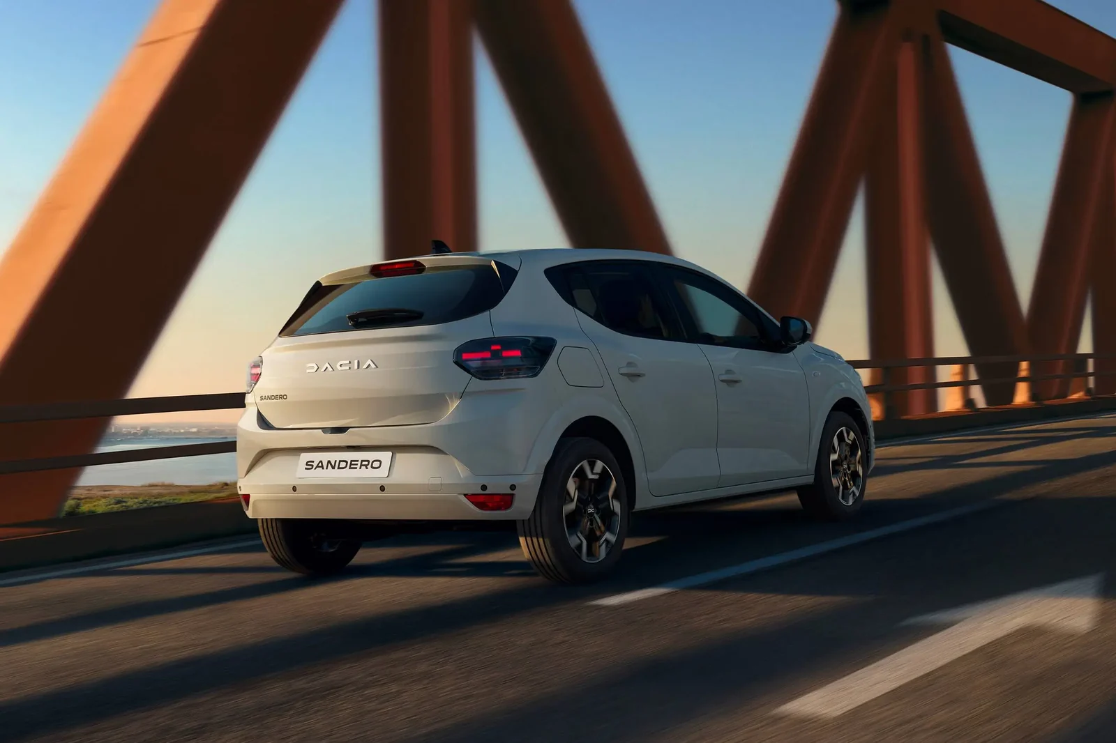 Biała Dacia Sandero Expression – wynajem samochodu osobowego we Wrocławiu, Rent2Ride – miniatura 5